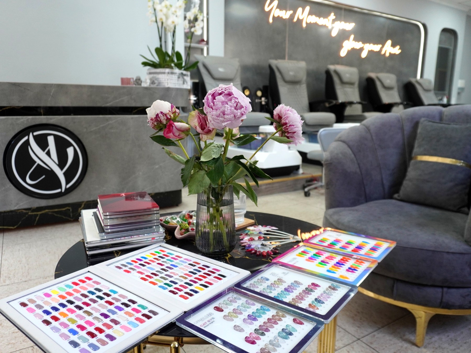 Maniküre und Farbauswahl bei ANVI Beauty