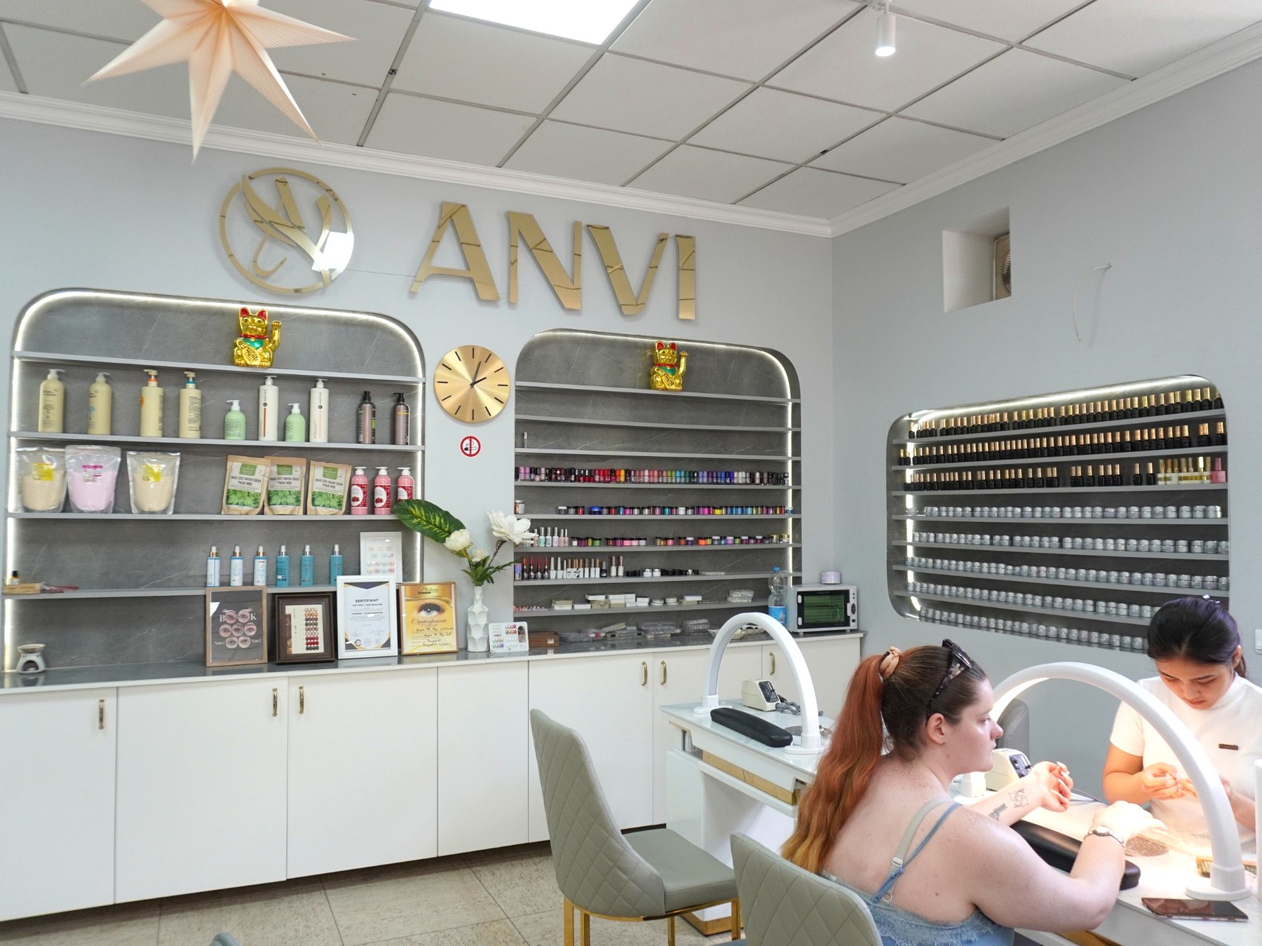 Beauty Produkte und Lash Bereich bei ANVI